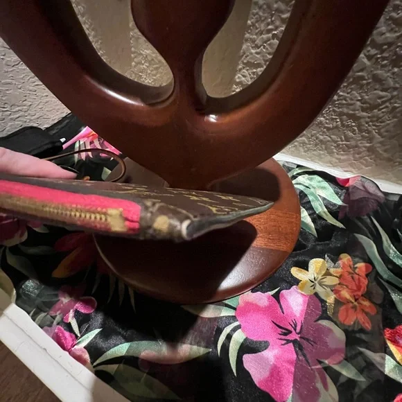 Louis Vuitton Neverfull Pouch - Picture 4 of 12